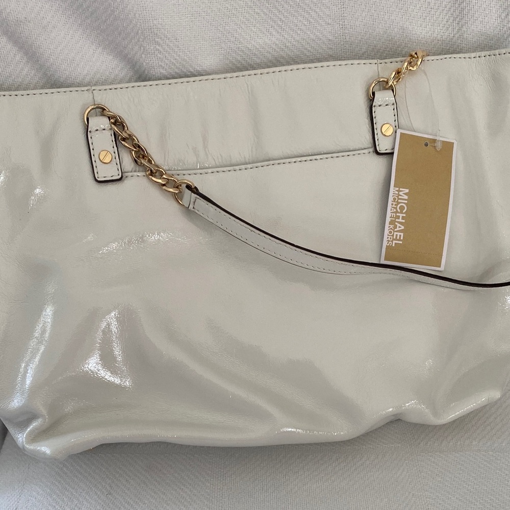 Michael Kors Glossy White patent leather Shoulder Bag - Picture 5 of 8